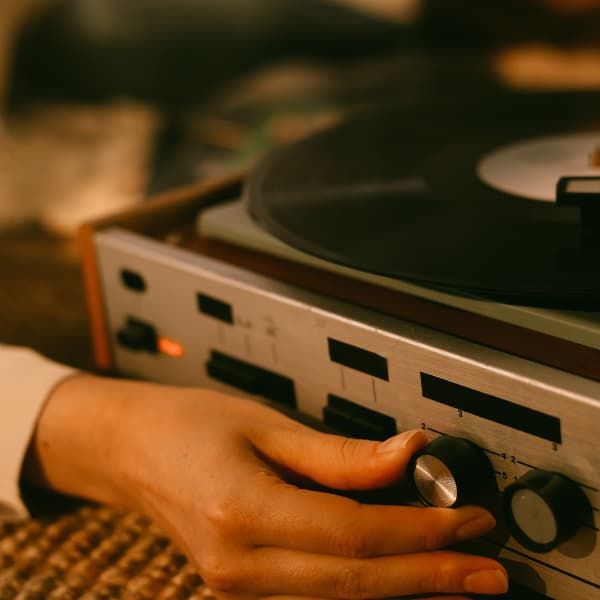 Hand_adjusting_the_dial_on_a_record_player.jpg