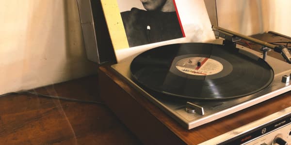 Vinyl_record_player_sitting_on_top_of_a_wooden_benchtop.jpg