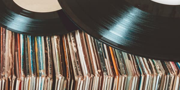 Vinyl_records_placed_on_top_of_stacked_albums.jpg
